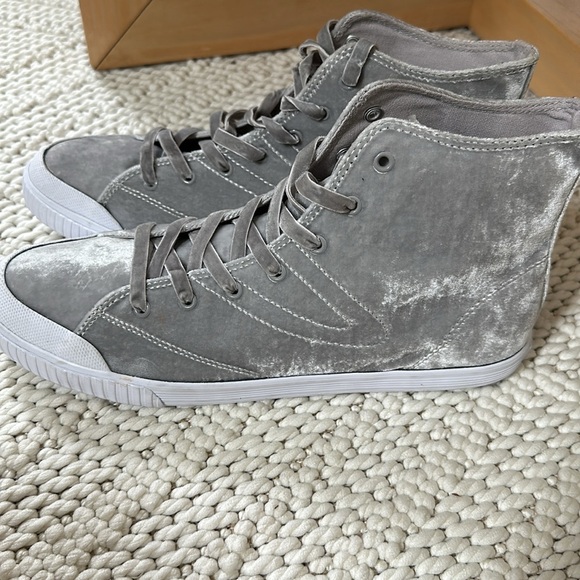 Tretorn Marley size 12 crushed velvet shoe. - Picture 2 of 4